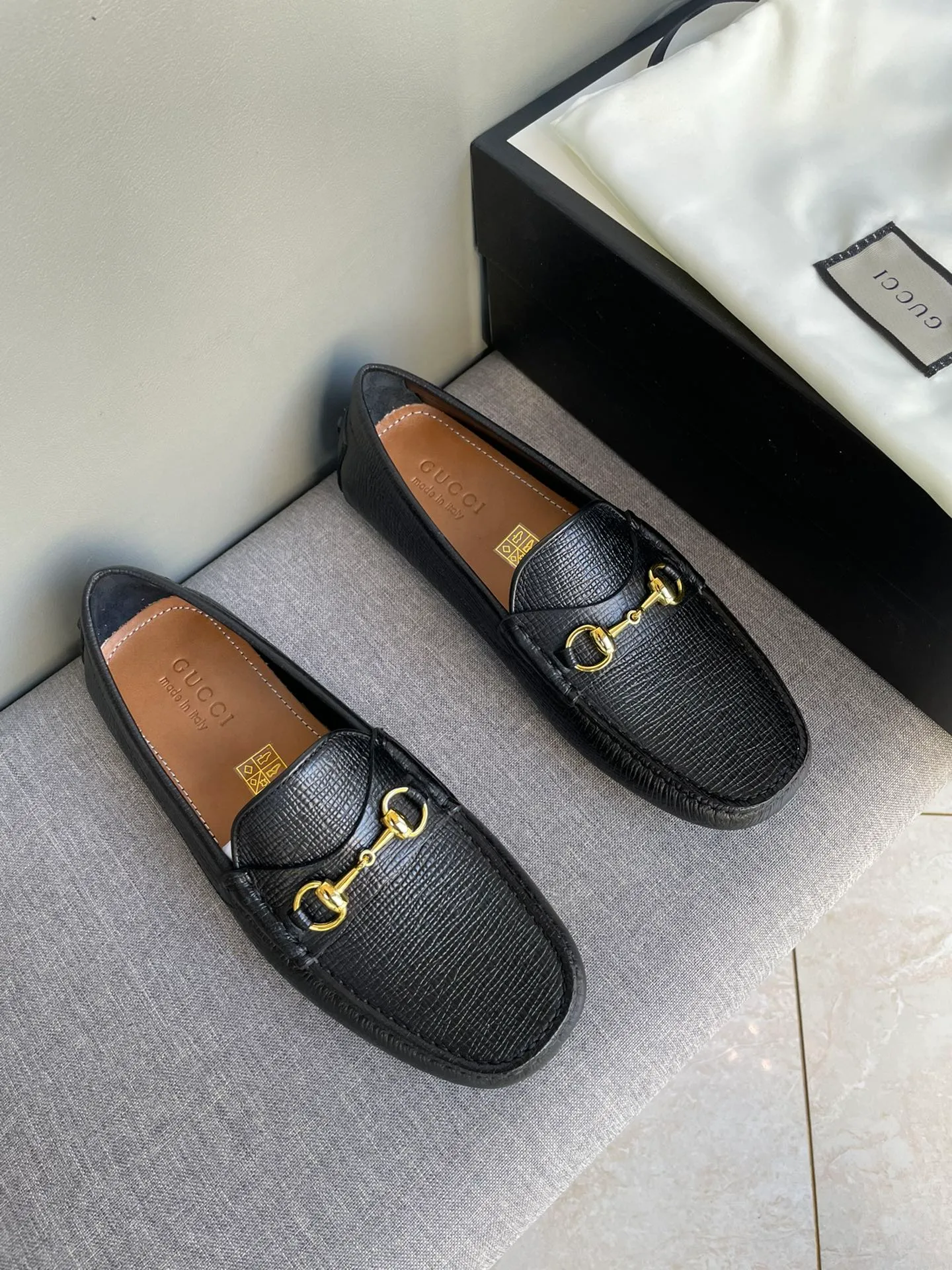 Batch 740💰[strong][strong][strong] Original order quality, new counter styles synchronized, Gucci counter new styles, handmade men's driving shoes, bean shoes, slip-on shoes, lazy shoes, exquisite hand-stitching, workmanship details comparable to the counters, Italian imported cowhide, water-dyed cowhide lining, tree paste leather feet, sweat-absorbent and odor-proof, off-white, black 39-44, large quantity in stock (38, 45 custom-made)